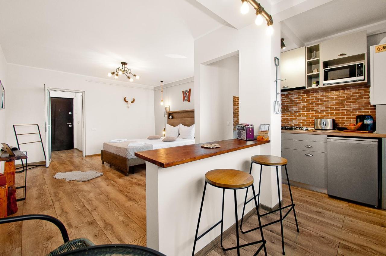 Wood&Steel Apartment Galaţi Esterno foto