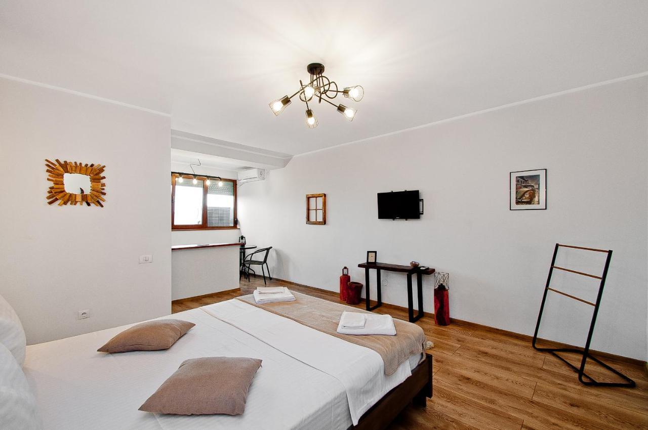 Wood&Steel Apartment Galaţi Esterno foto
